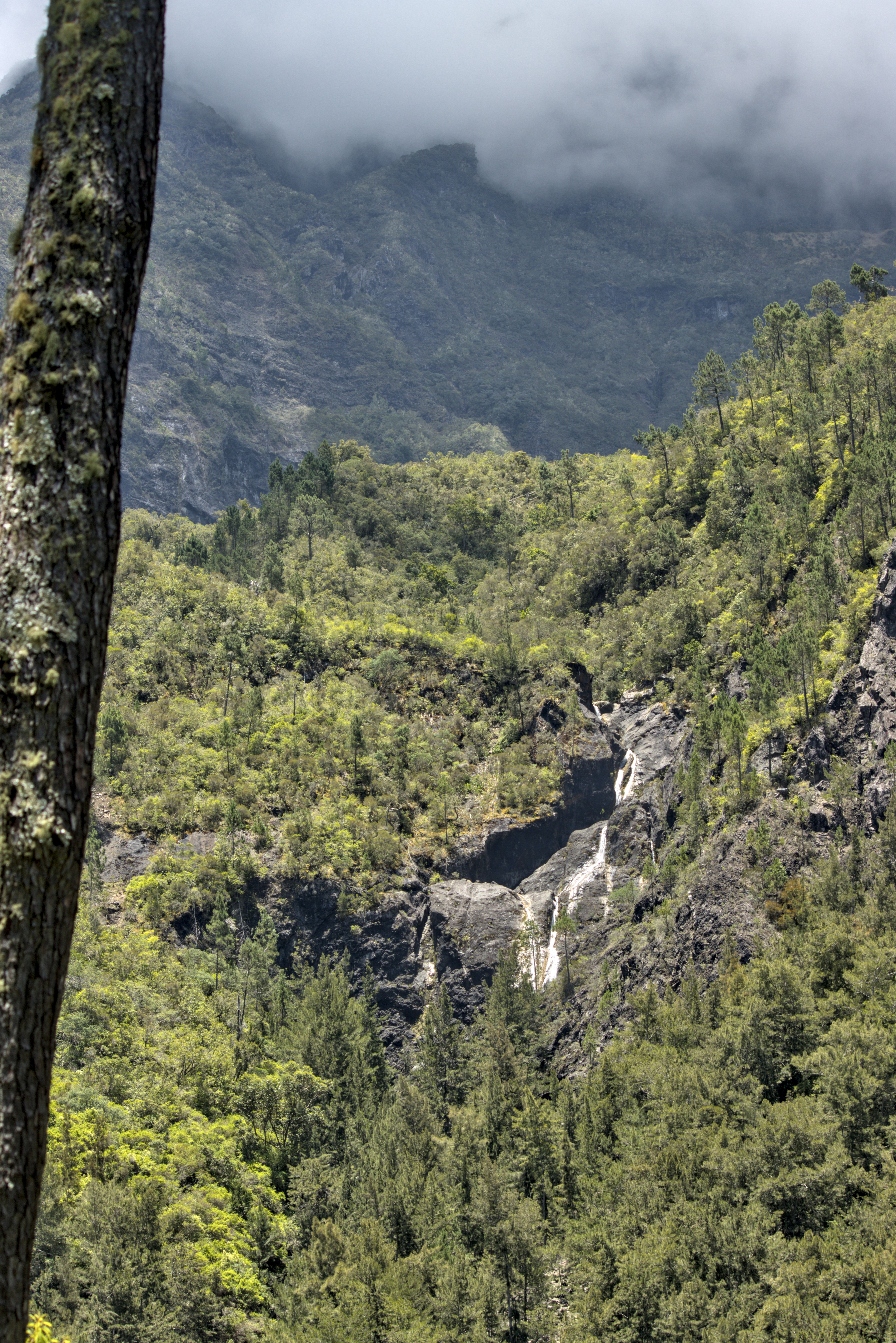 Bergpanorama mit Wasserfall am Hang
